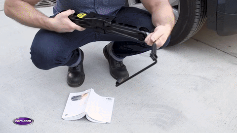 Positioning the jack at the correct jackpoint.