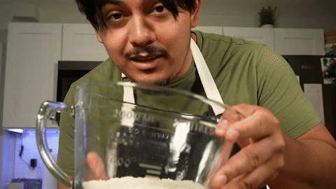 Showing the cloudiness of water when washing rice.